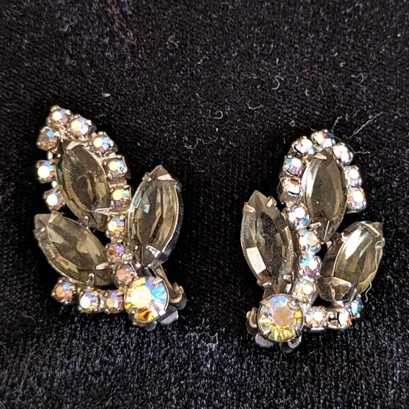 Vintage 50's Clip Earrings with Smoky/Aurora Borealis Stones and Silver Tone - Picture 8 of 8